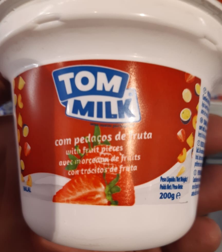 Tom Milk Strawberry Yogurt 200 g